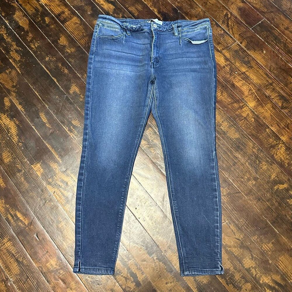Kancan distressed medium wash stretchy 32 ankle jeans